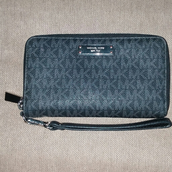 Michael Kors Handbags - Michael Kors wristlet